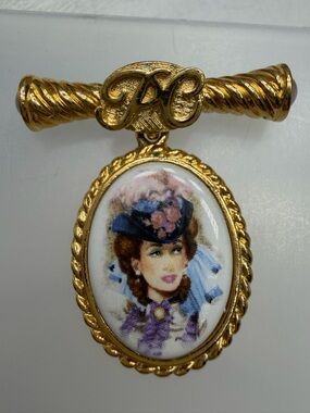 Avon Presidents Club Portrait Brooch Pin with Purple Accents 1995